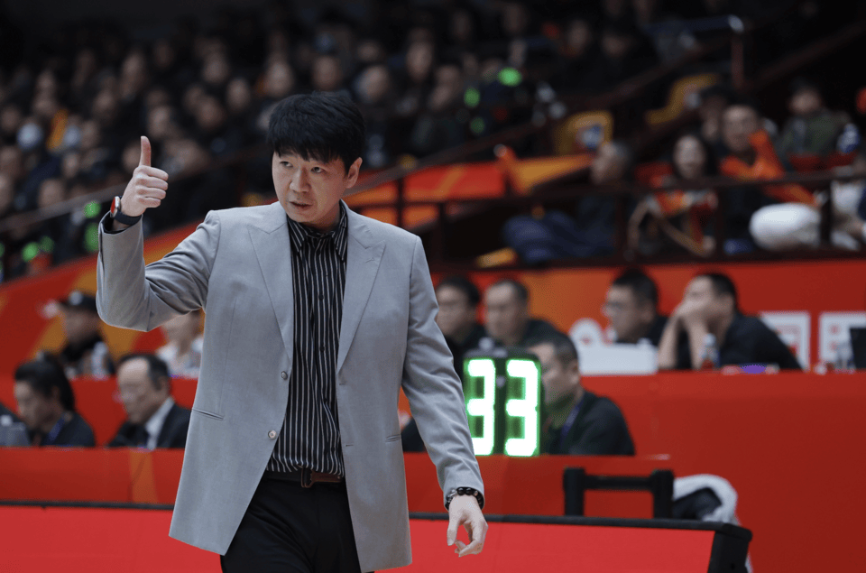 多名CBA主教练现身拉斯维加斯夏季联赛考察外援，邱彪在列