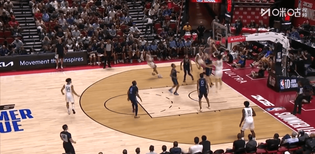 NBA夏季联赛：杨瀚森单手隔扣点燃全场，半场8分迎生涯首次背靠背