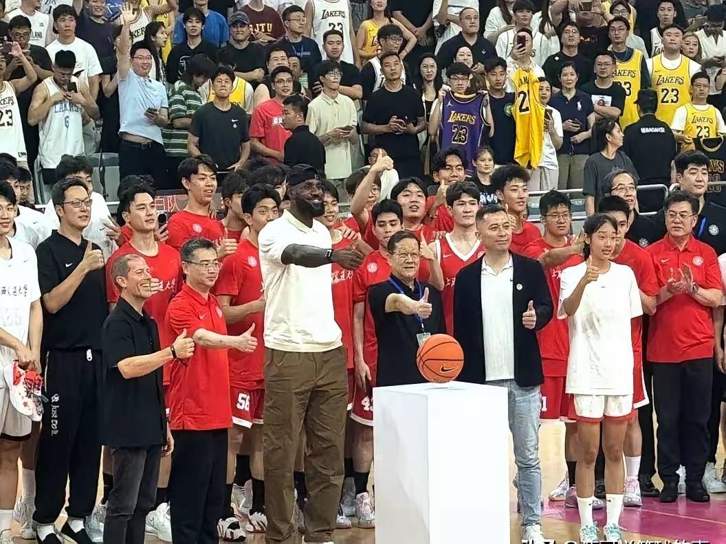 惊喜！NBA第一人詹姆斯作品登上人民日报，篮球连接彼此！