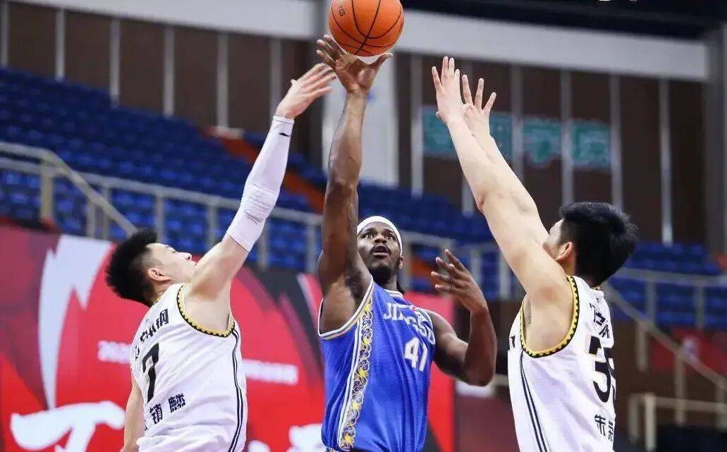 重磅！两名顶级大外援空降CBA，杜锋做明智决定，朱芳雨霸气发声