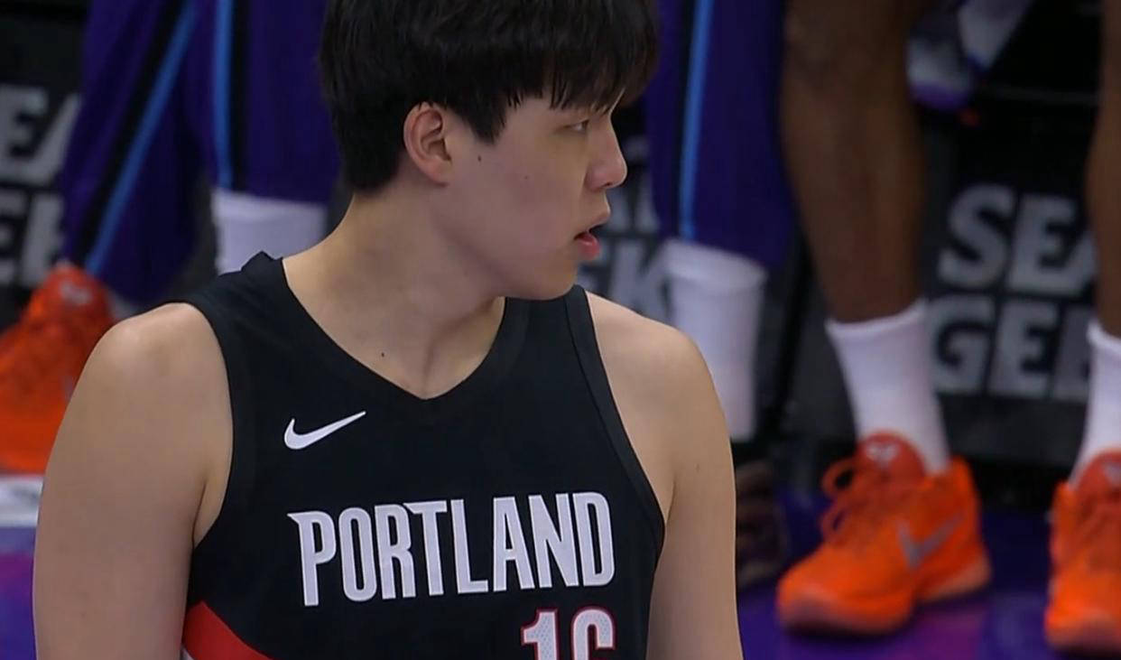 波特兰开拓者将罗伯特-威廉姆斯提拔为首发中锋